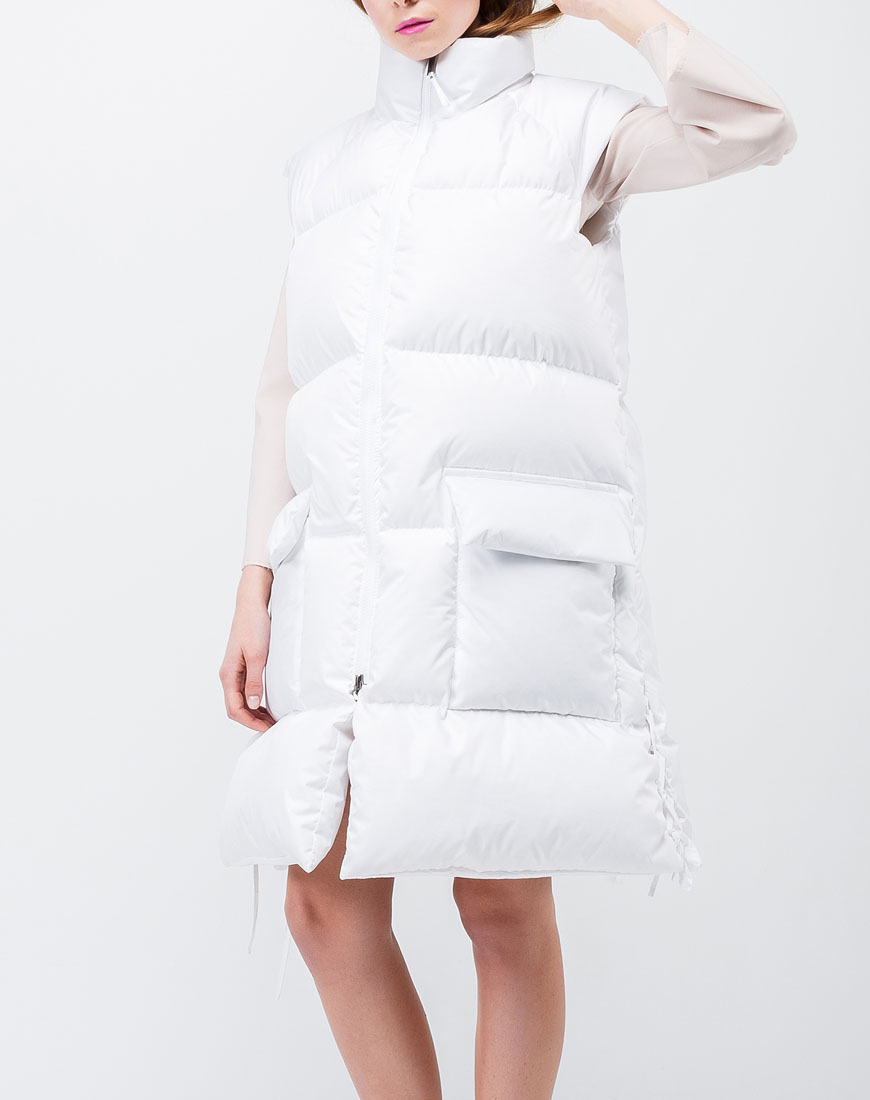 Белый пуховой жилет
Белый пуховой жилет