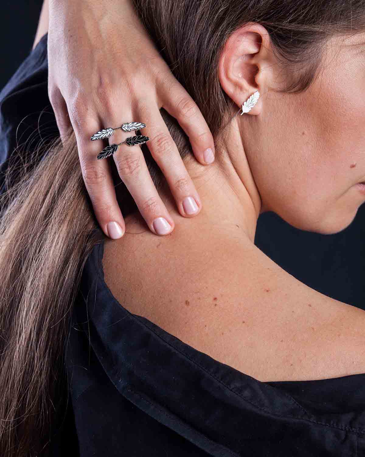 

Серебряное кольцо с белыми перьями