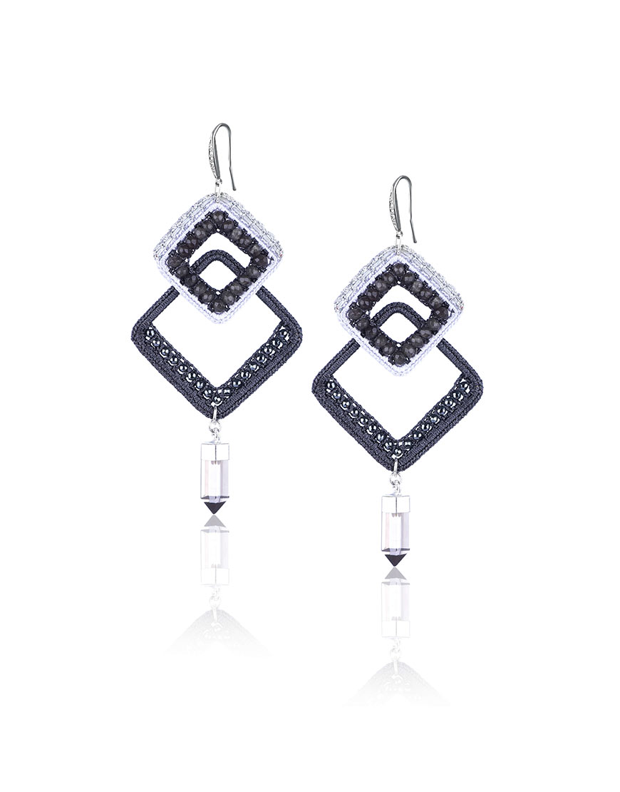 

Серьги из шелковой нити с камнями Swarovski