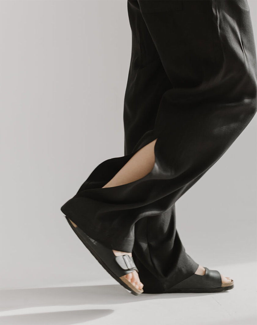 Широкие брюки CHEE с разрезом FRM_XIM_01B_B, фото 1 - в интернет магазине KAPSULA
