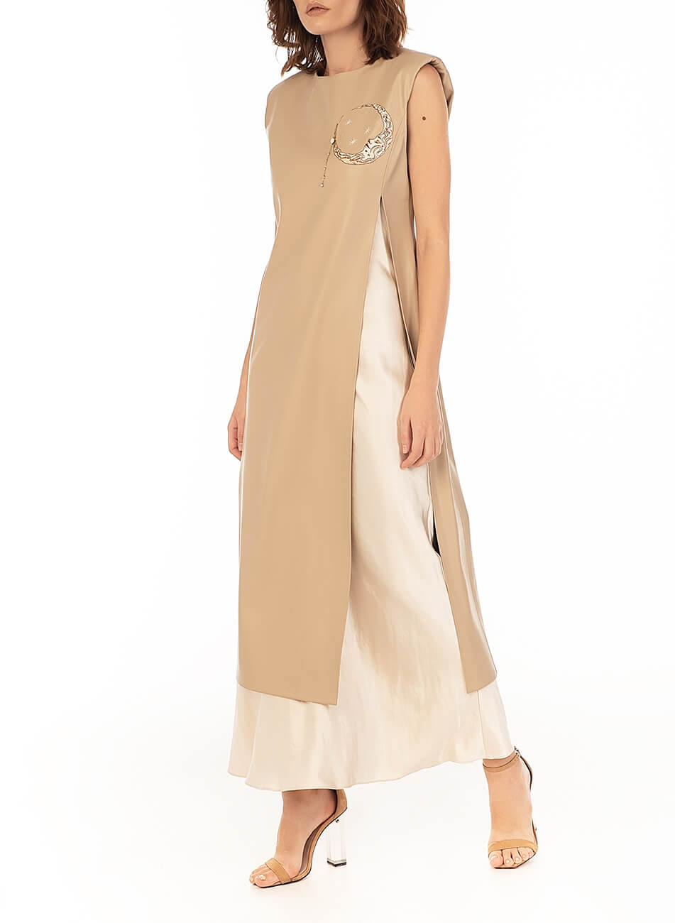 Подовжений топ з еко-шкіри WNDR_fw2021_tbezh_17, фото 1 Подовжений топ з еко-шкіри WNDR_fw2021_tbezh_17, фото 1 - в интернет магазине KAPSULA