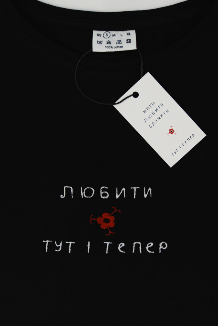 Футболка женская черная вышивка любить BLCN_935, фото 1 - в интернет магазине KAPSULA