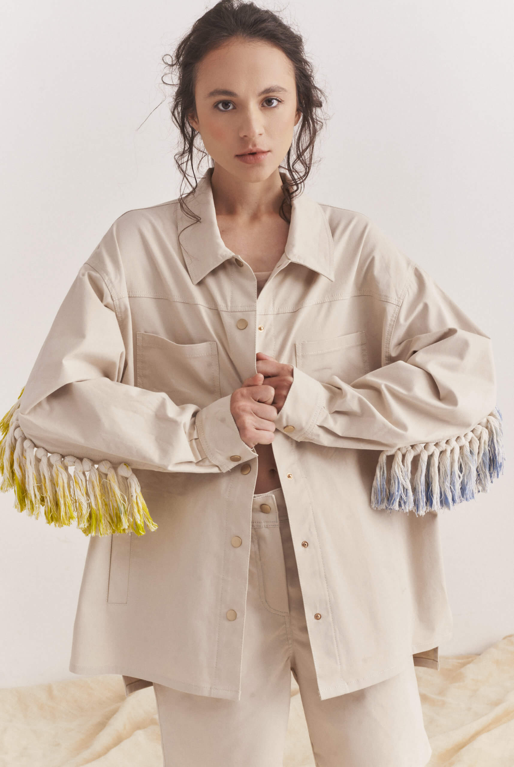 Куртка з кольоровою бахромою ZHRK_220010beigemulti, фото 1 Куртка з кольоровою бахромою ZHRK_220010beigemulti, фото 1 - в интернет магазине KAPSULA