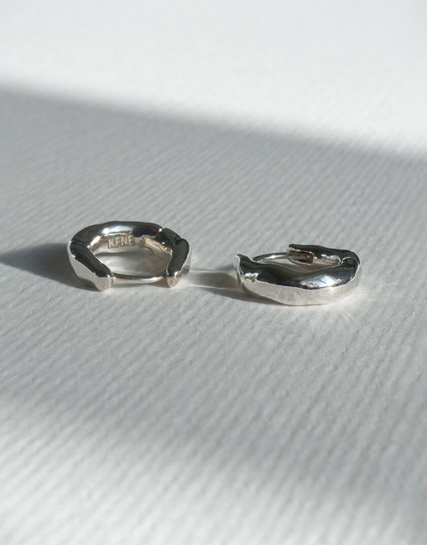 Маленькі сережки з фактурою пом'ятого металу КFNЕ_20002-10-S, фото 1 - в интернет магазине KAPSULA