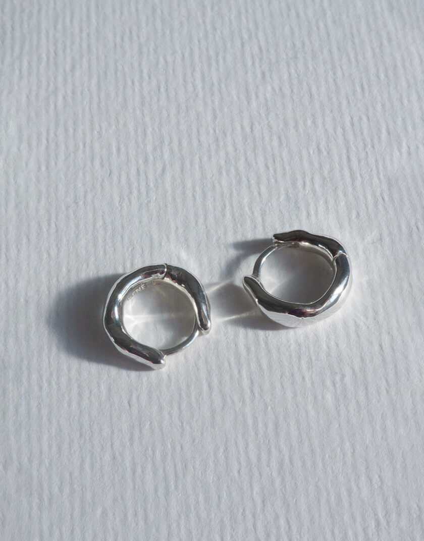 Маленькі сережки з фактурою пом'ятого металу КFNЕ_20002-10-S, фото 1 - в интернет магазине KAPSULA
