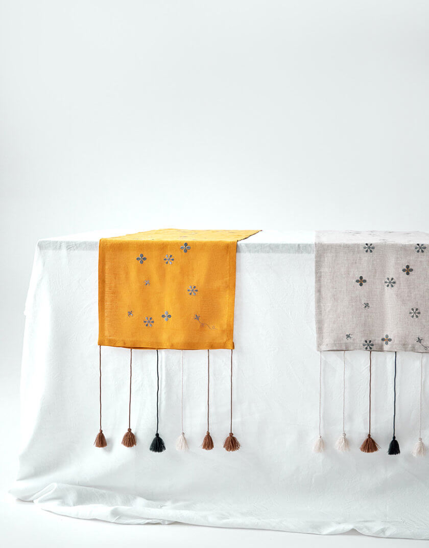 Ранер з льону з машинною вишивкою в кольорі шафран з колекції Мед GNZD_LTRMEHC-011, фото 1 - в интернет магазине KAPSULA