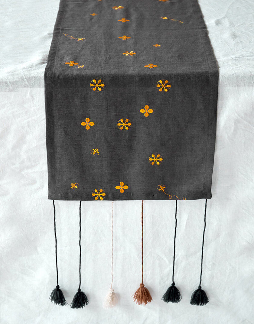 Ранер з льону з машинною вишивкою в кольорі графіт з колекції Мед GNZD_LTRMEHC-005, фото 1 - в интернет магазине KAPSULA