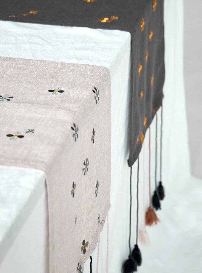 Ранер з льону з машинною вишивкою в натуральному кольорі з колекції Мед GNZD_LTRMEHC-002, фото 1 - в интернет магазине KAPSULA