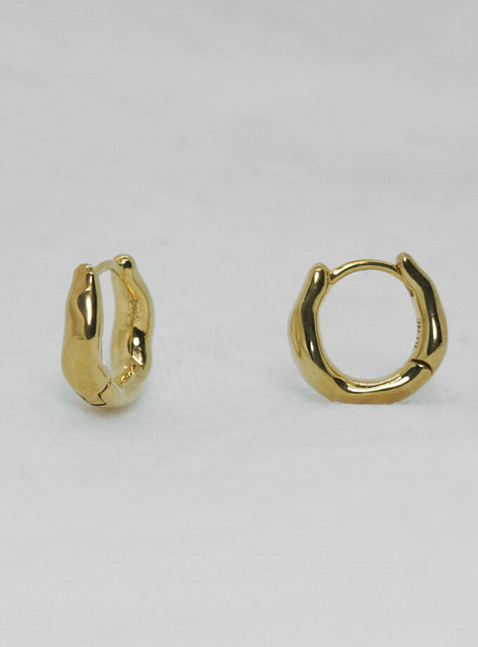Маленькі сережки з фактурою пом'ятого металу в жовтому кольорі КFNЕ_20002-10-G, фото 1 - в интернет магазине KAPSULA