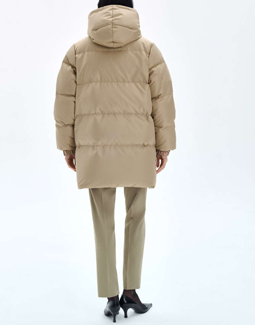 Пуфер Tiffany середньої довжини овесрайз крою MRCH_AW-21-18sand, фото 1 Пуфер Tiffany середньої довжини овесрайз крою MRCH_AW-21-18sand, фото 1 - в интернет магазине KAPSULA