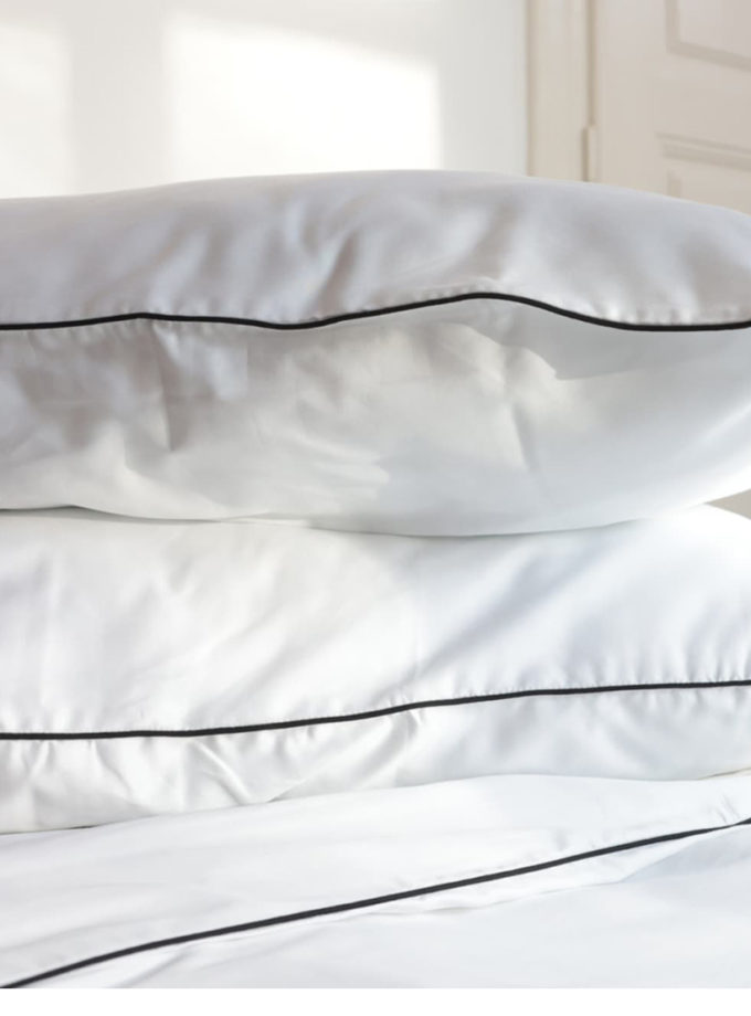 Комплект постільної білизни Білий сатин з чорним кантом BEDCLZ_12862-1, фото 1 - в интернет магазине KAPSULA