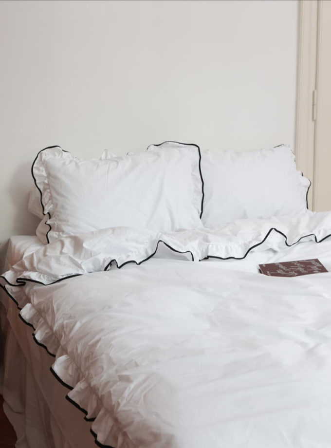 Комплект постільної білизни з рюшами та чорним кантом BEDCLZ_3921-1-1, фото 1 - в интернет магазине KAPSULA