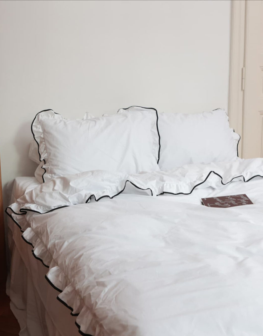 Комплект постільної білизни з рюшами та чорним кантом BEDCLZ_3921-1-1, фото 1 - в интернет магазине KAPSULA