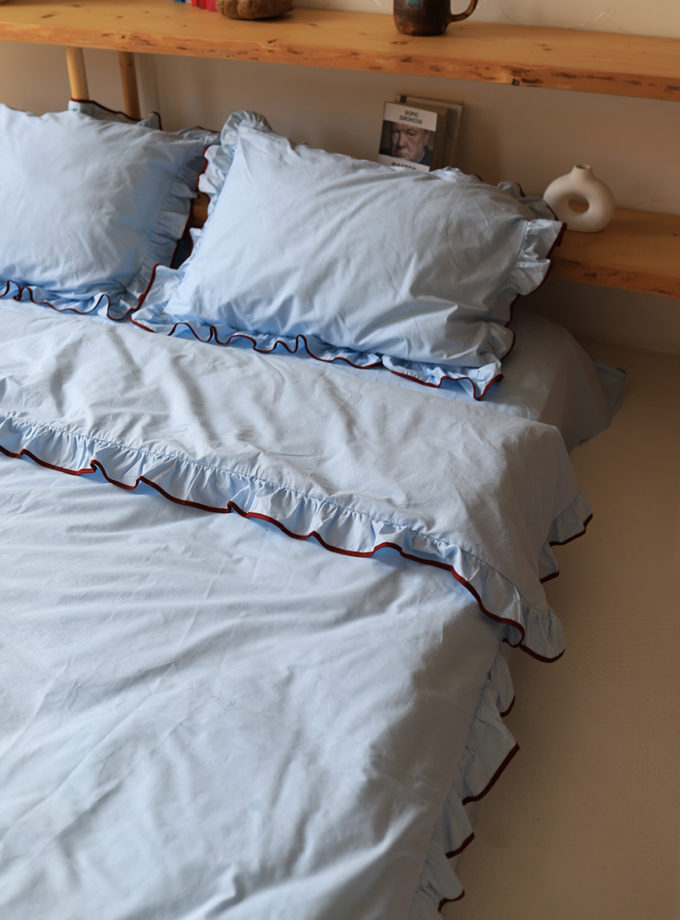 Постільна білизна блакитного кольору з рюшами та бордовим кантом BEDCLZ_3647686, фото 1 - в интернет магазине KAPSULA