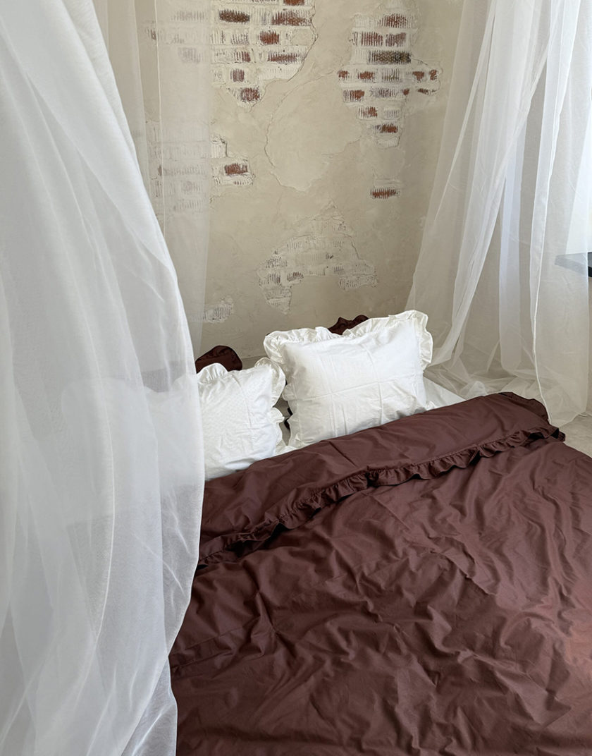 Комплект постільної білизни White+chocolate з рюшами BEDCLZ_3921-1-2-1, фото 1 - в интернет магазине KAPSULA