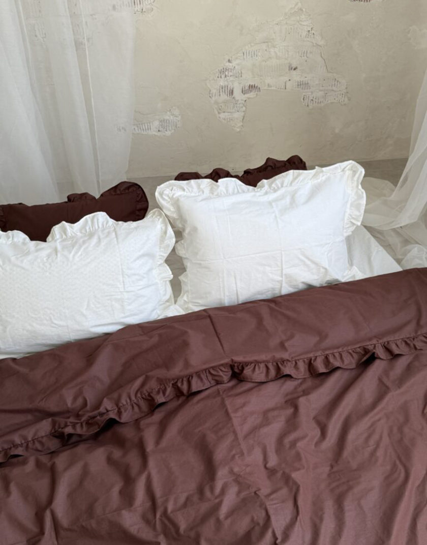 Комплект постільної білизни White+chocolate з рюшами BEDCLZ_3921-1-2-1, фото 1 - в интернет магазине KAPSULA