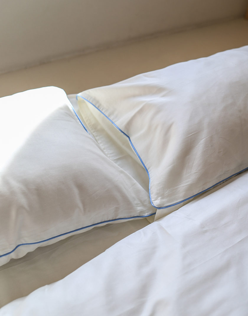 Комплект постільної білизни молочний сатин з блакитним кантом BEDCLZ_12862-1-1-1-1-1-1, фото 1 - в интернет магазине KAPSULA