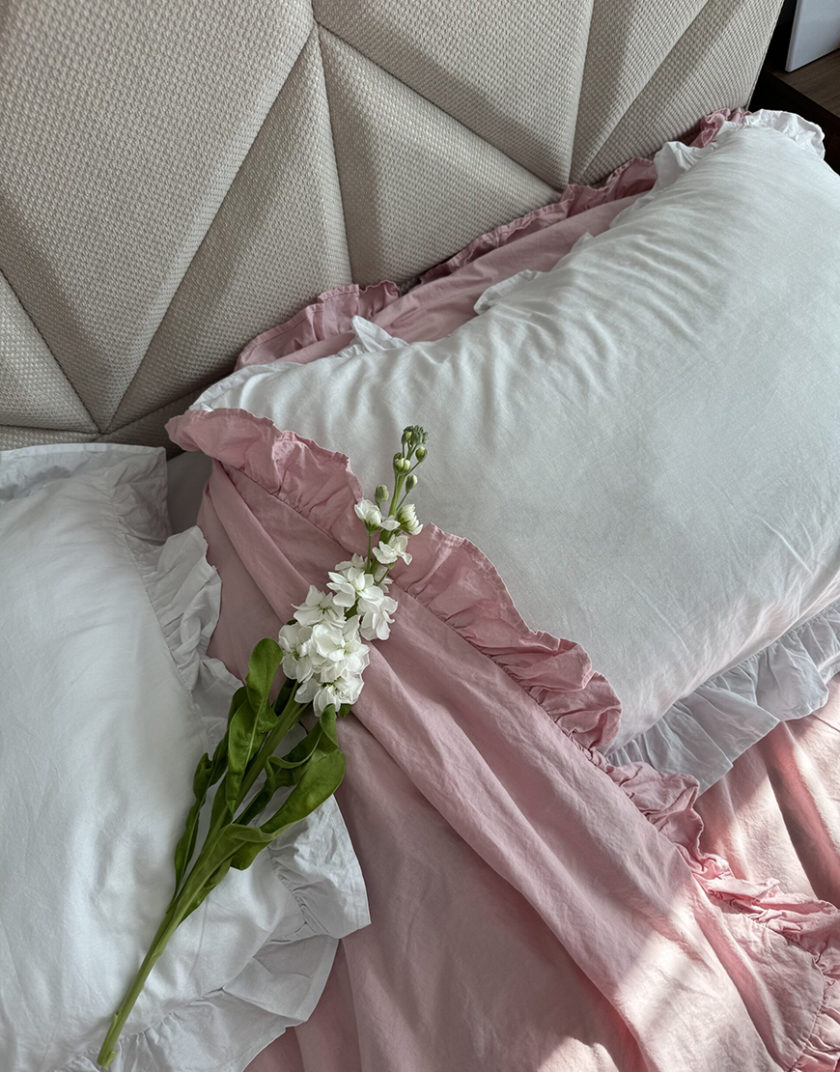 Комплект постільної білизни White+Pink з рюшами BEDCLZ_33921-1-2-3-1-1-1-2-1-1, фото 1 - в интернет магазине KAPSULA