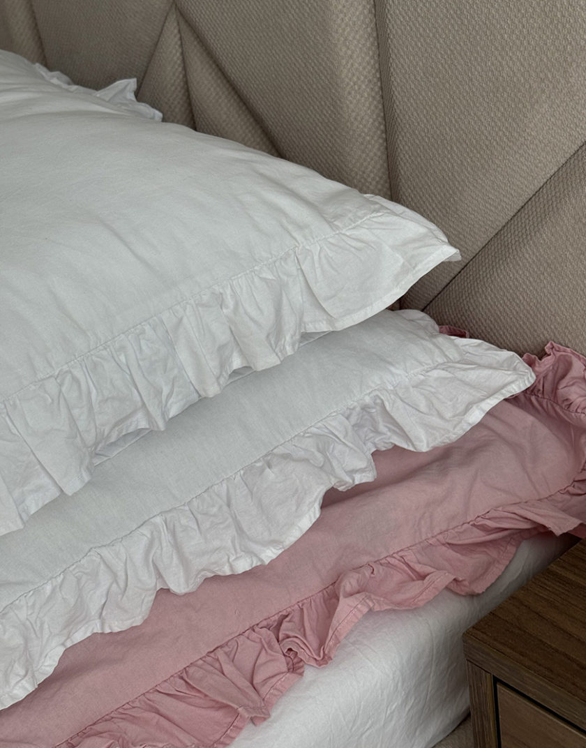 Комплект постільної білизни White+Pink з рюшами BEDCLZ_33921-1-2-3-1-1-1-2-1-1, фото 1 - в интернет магазине KAPSULA