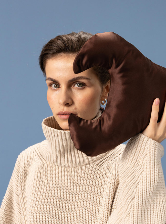 Анти-ейдж подушка Key проти зморшків навколо очей коричнева MLD_pillow_7, фото 1 - в интернет магазине KAPSULA