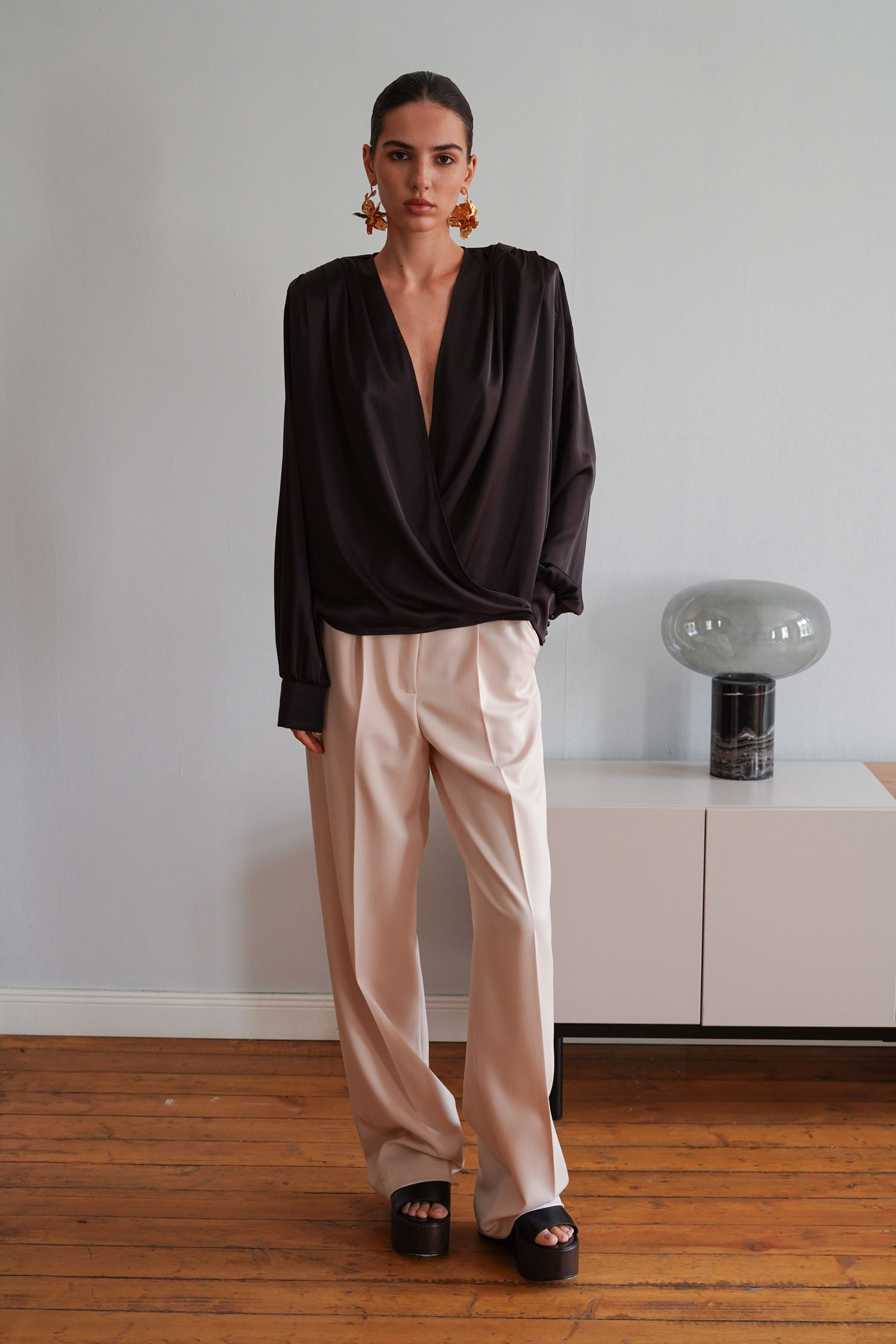 Брюки палаццо з декоративним клапаном кремові Modena TLA_00003354, фото 1 Брюки палаццо з декоративним клапаном кремові Modena TLA_00003354, фото 1 - в интернет магазине KAPSULA