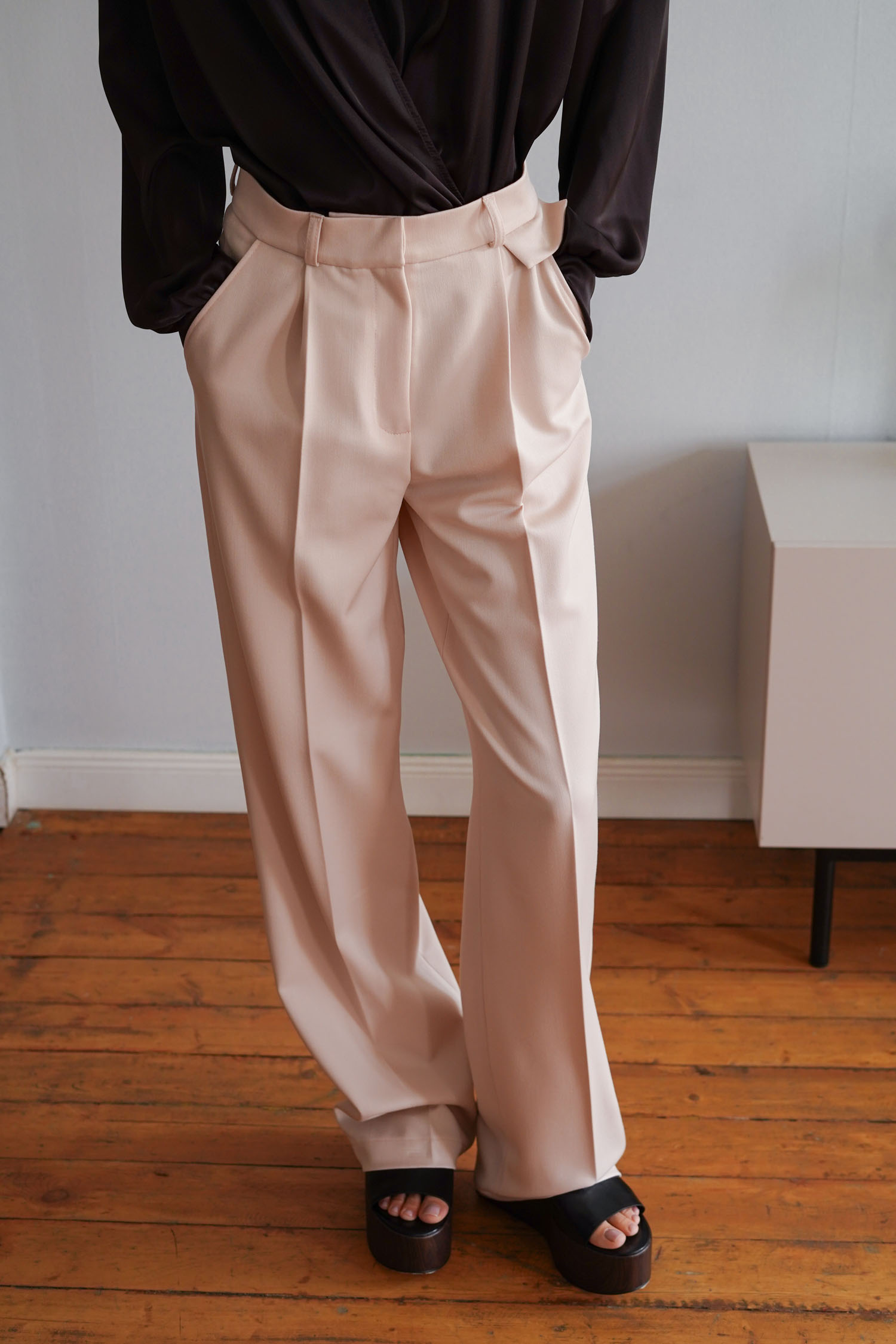 Брюки палаццо з декоративним клапаном кремові Modena TLA_00003354, фото 1 Брюки палаццо з декоративним клапаном кремові Modena TLA_00003354, фото 1 - в интернет магазине KAPSULA