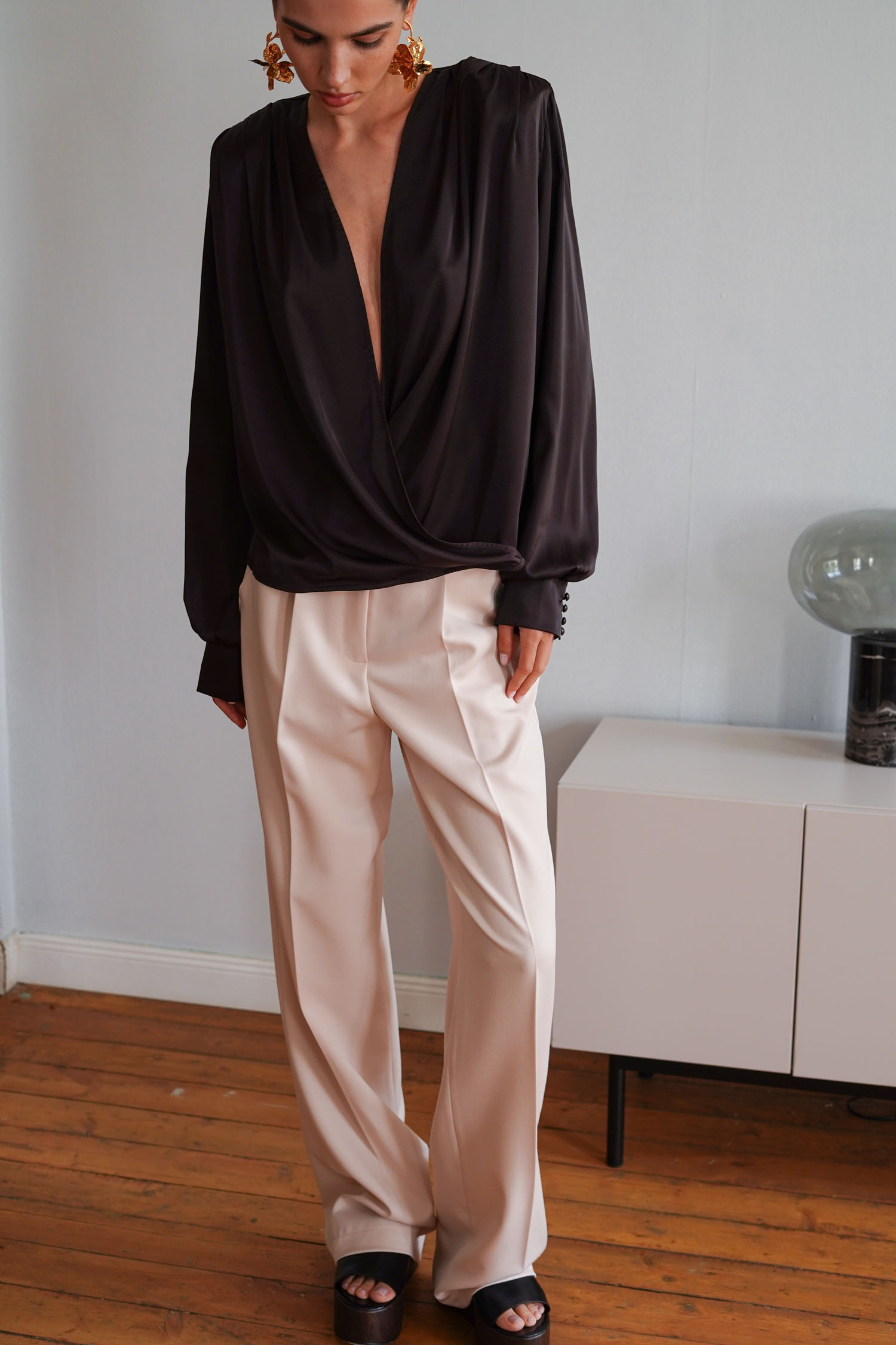 Брюки палаццо з декоративним клапаном кремові Modena TLA_00003354, фото 1 Брюки палаццо з декоративним клапаном кремові Modena TLA_00003354, фото 1 - в интернет магазине KAPSULA