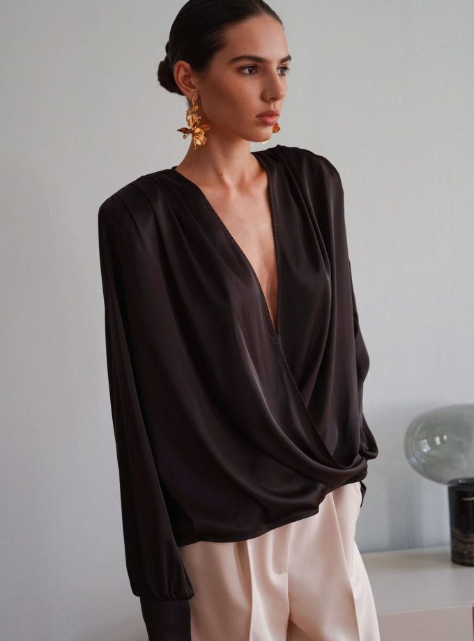 Блуза сатинова зі складами темно-шоколадна TLA_00003366, фото 1 - в интернет магазине KAPSULA