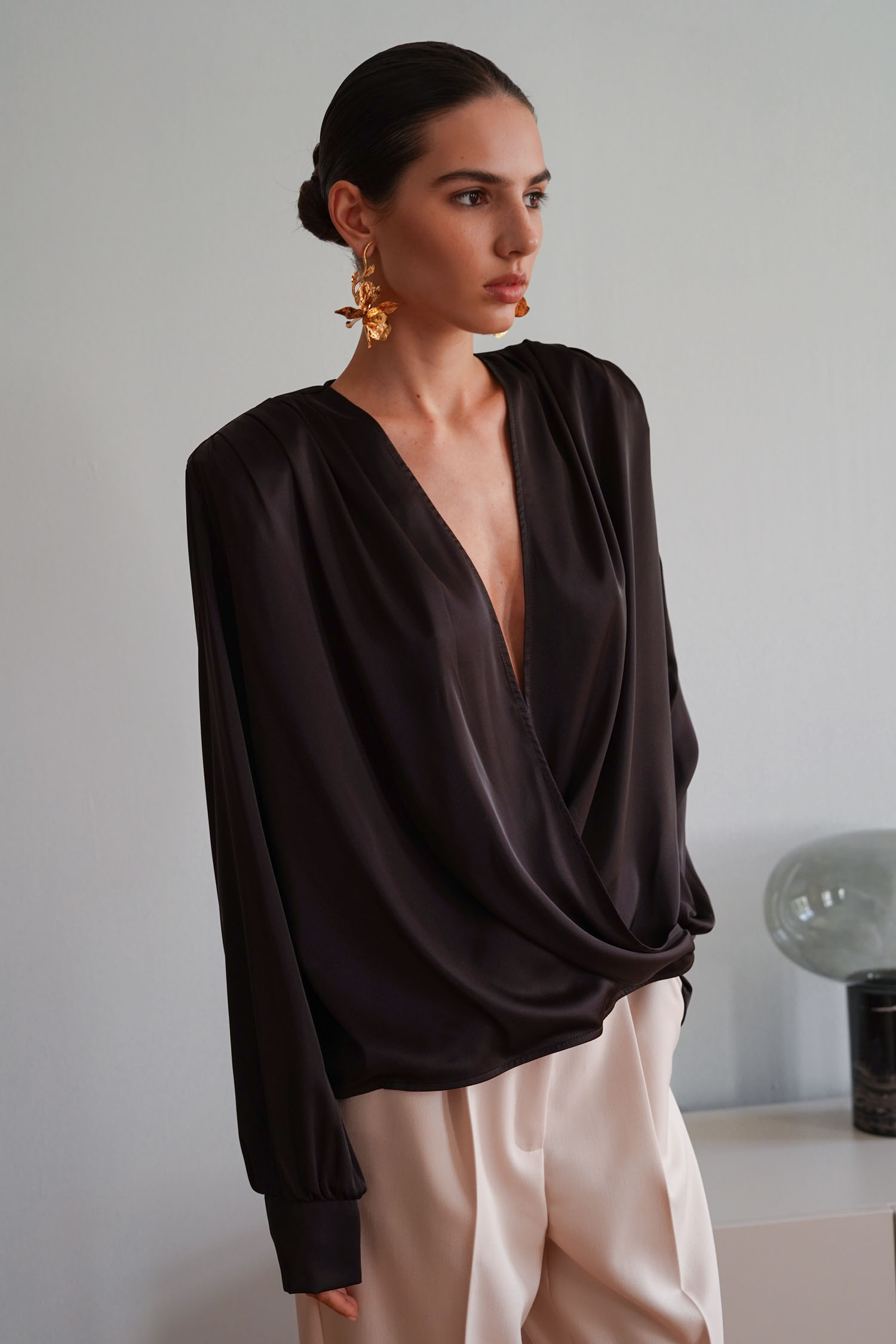 Блуза сатинова зі складами темно-шоколадна TLA_00003366, фото 1 Блуза сатинова зі складами темно-шоколадна TLA_00003366, фото 1 - в интернет магазине KAPSULA