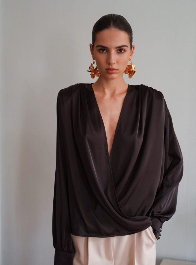 Блуза сатинова зі складами темно-шоколадна TLA_00003366, фото 1 - в интернет магазине KAPSULA