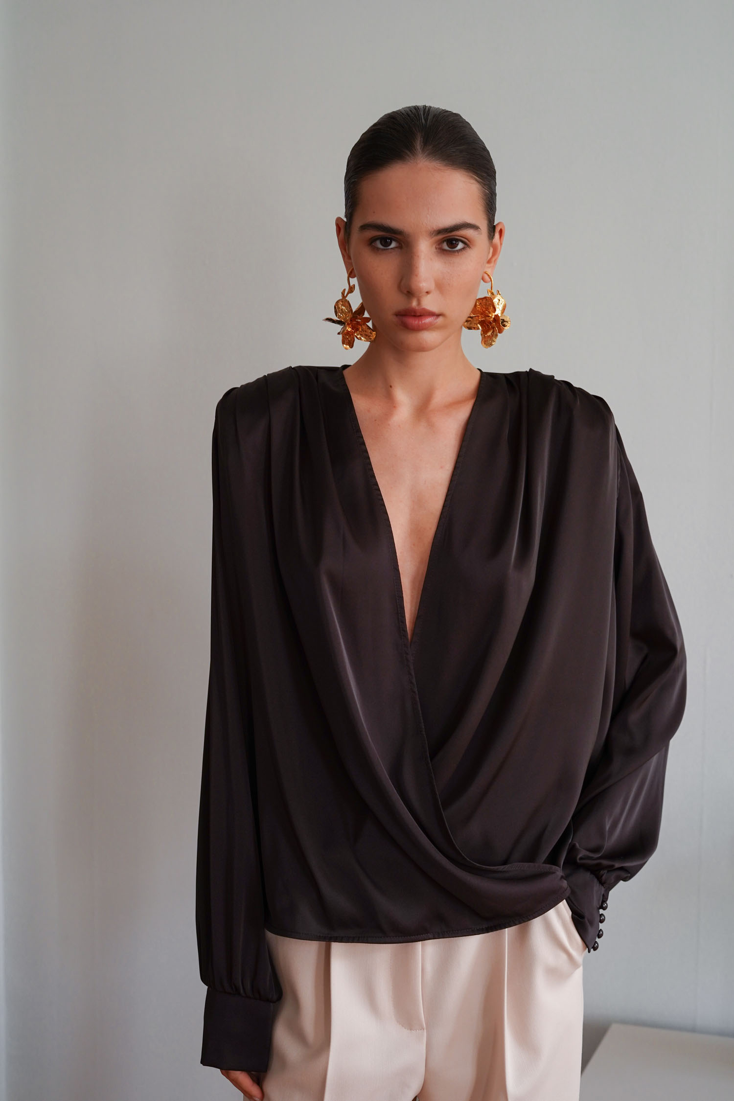 Блуза сатинова зі складами темно-шоколадна TLA_00003366, фото 1 Блуза сатинова зі складами темно-шоколадна TLA_00003366, фото 1 - в интернет магазине KAPSULA