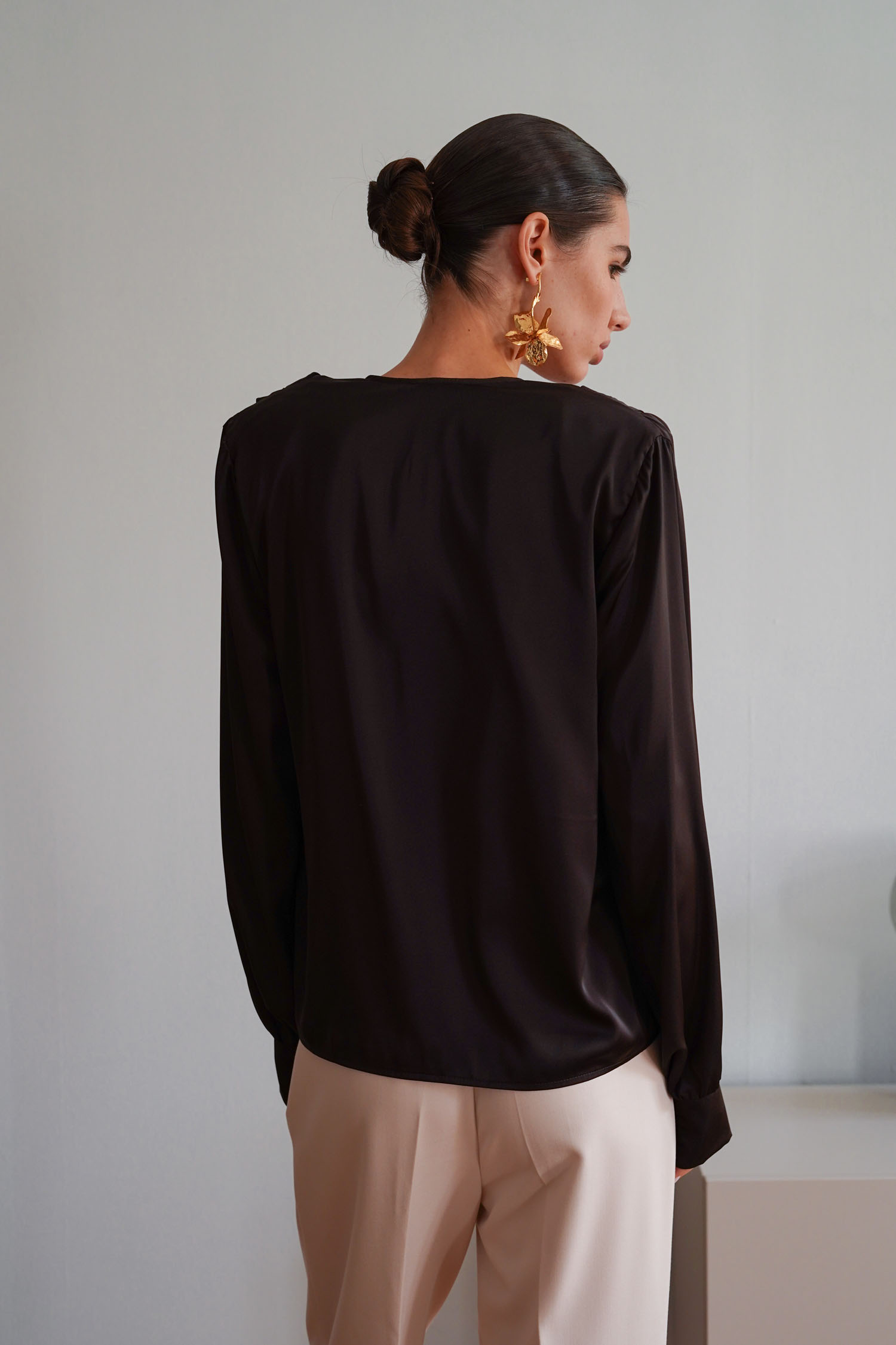 Блуза сатинова зі складами темно-шоколадна TLA_00003366, фото 1 Блуза сатинова зі складами темно-шоколадна TLA_00003366, фото 1 - в интернет магазине KAPSULA