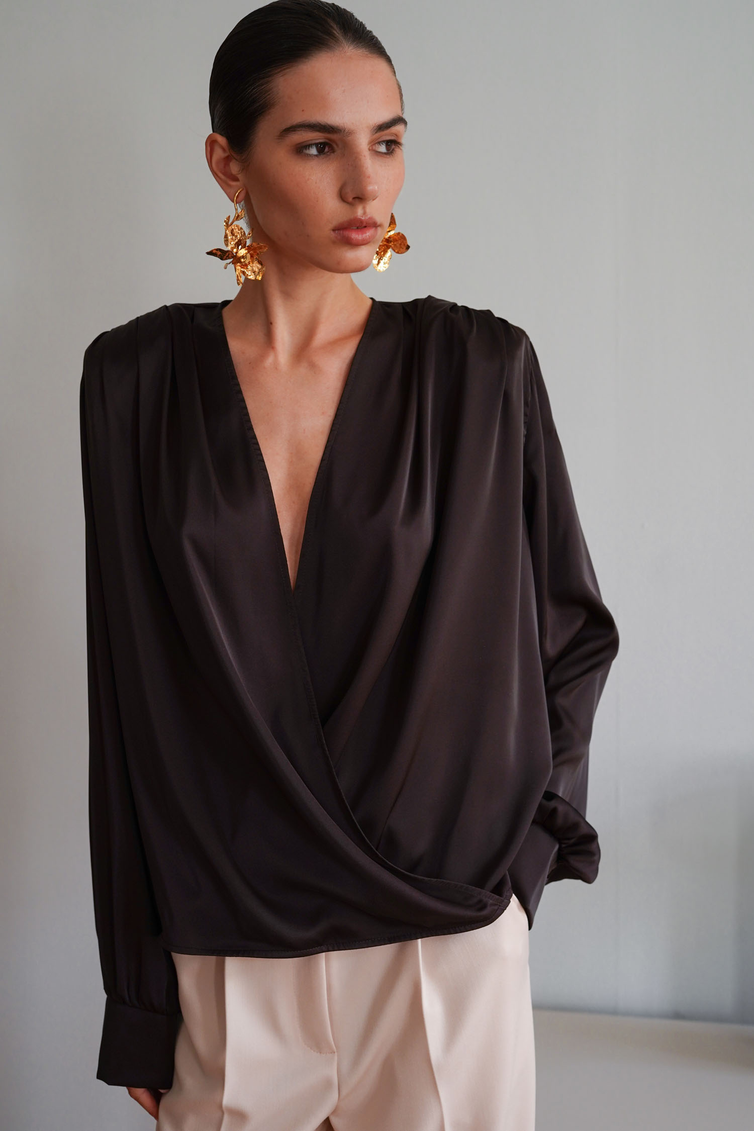 Блуза сатинова зі складами темно-шоколадна TLA_00003366, фото 1 Блуза сатинова зі складами темно-шоколадна TLA_00003366, фото 1 - в интернет магазине KAPSULA
