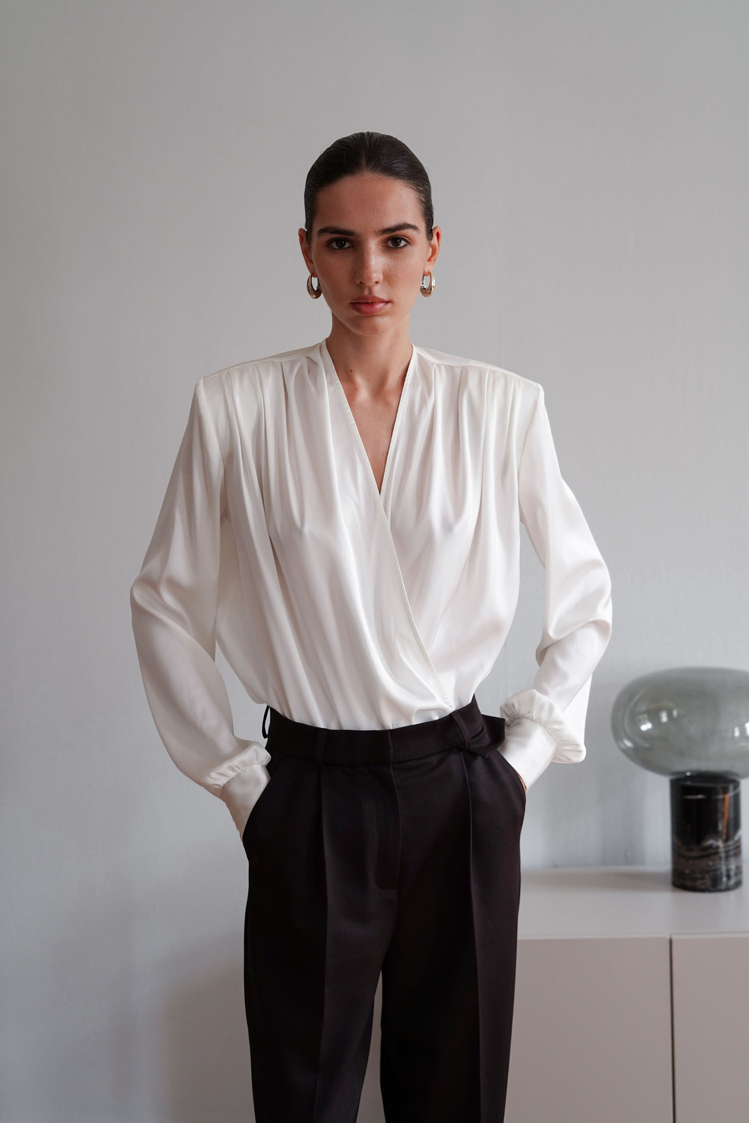 Блуза сатинова зі складами молочна TLA_00003370, фото 1 Блуза сатинова зі складами молочна TLA_00003370, фото 1 - в интернет магазине KAPSULA