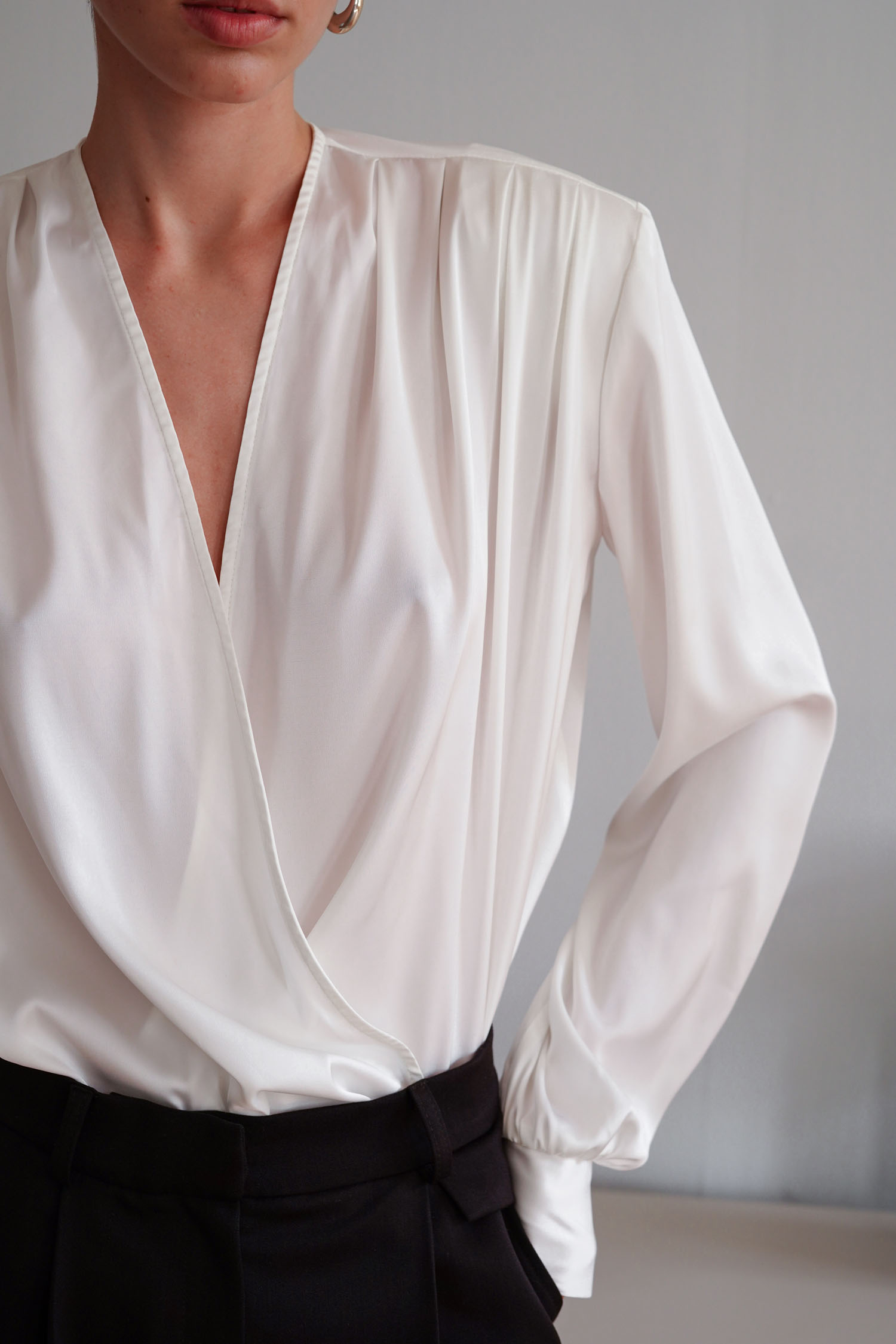 Блуза сатинова зі складами молочна TLA_00003370, фото 1 Блуза сатинова зі складами молочна TLA_00003370, фото 1 - в интернет магазине KAPSULA