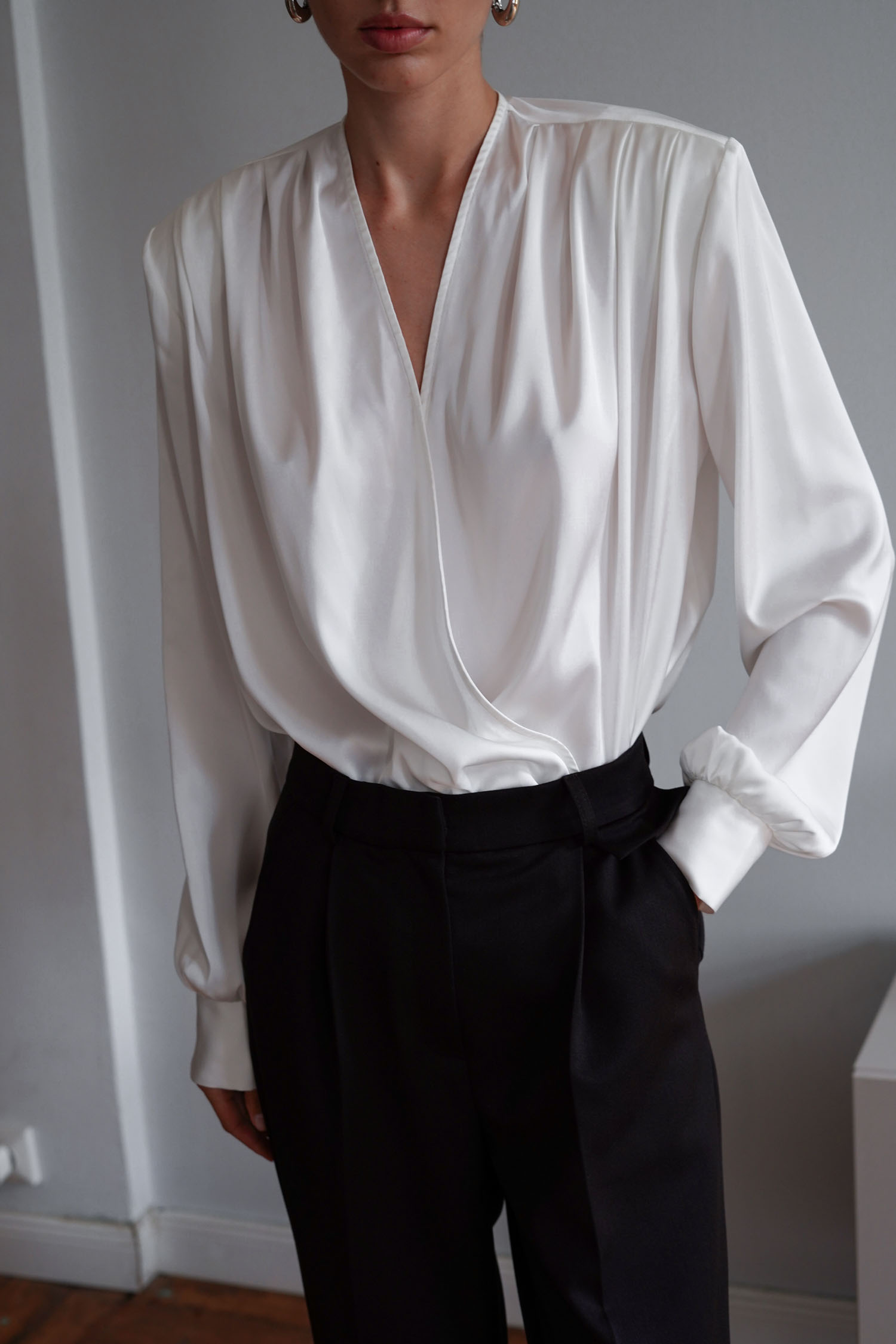 Блуза сатинова зі складами молочна TLA_00003370, фото 1 Блуза сатинова зі складами молочна TLA_00003370, фото 1 - в интернет магазине KAPSULA