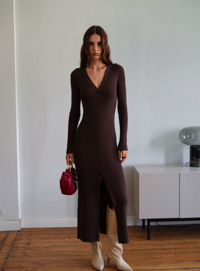Трикотажна сукня максі на ґудзиках шоколадна TLA_00003381, фото 1 Трикотажна сукня максі на ґудзиках шоколадна TLA_00003381, фото 1 - в интернет магазине KAPSULA