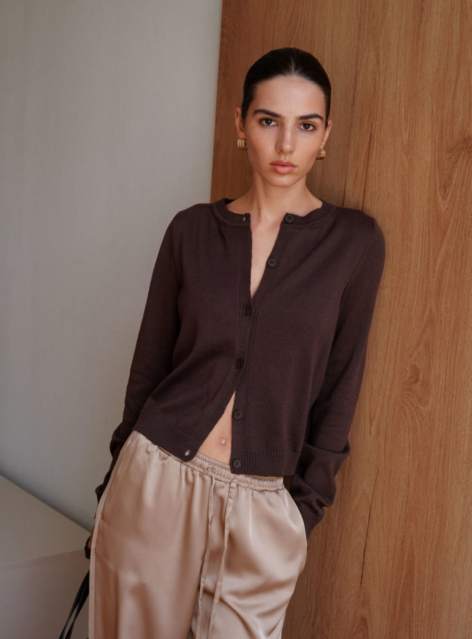 Трикотажний кардиган з круглим вирізом шоколадний TLA_00003382, фото 1 Трикотажний кардиган з круглим вирізом шоколадний TLA_00003382, фото 1 - в интернет магазине KAPSULA