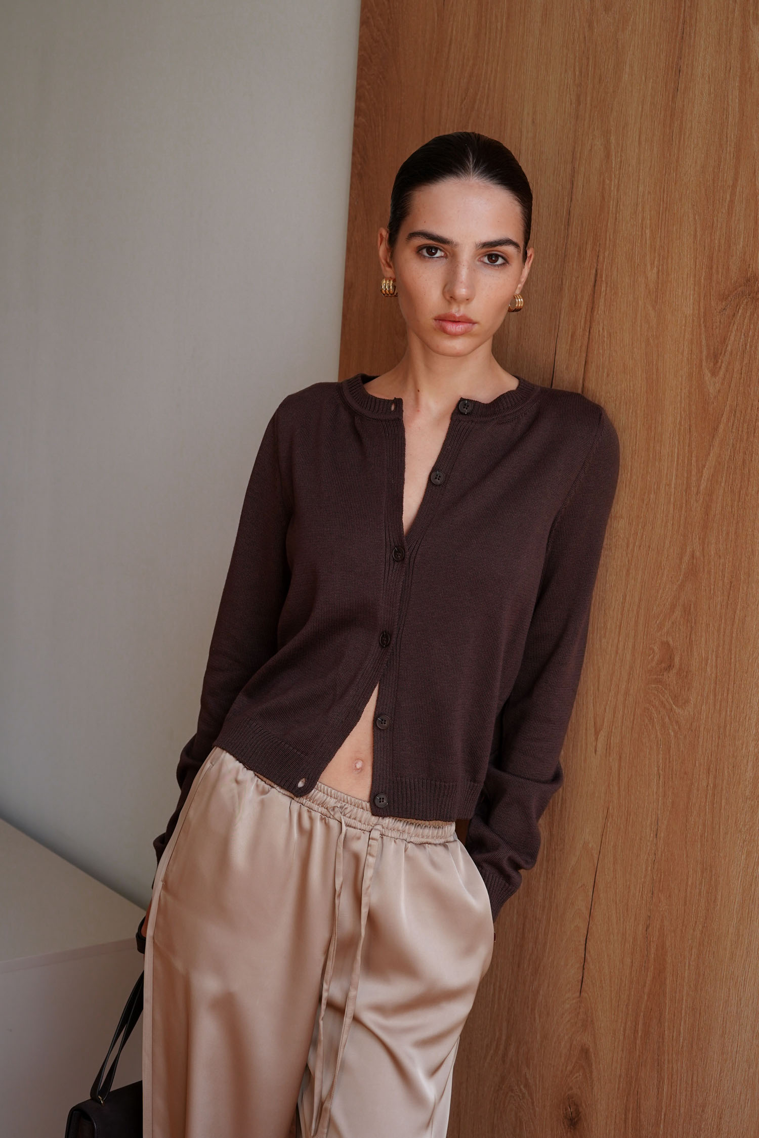 Трикотажний кардиган з круглим вирізом шоколадний TLA_00003382, фото 1 Трикотажний кардиган з круглим вирізом шоколадний TLA_00003382, фото 1 - в интернет магазине KAPSULA