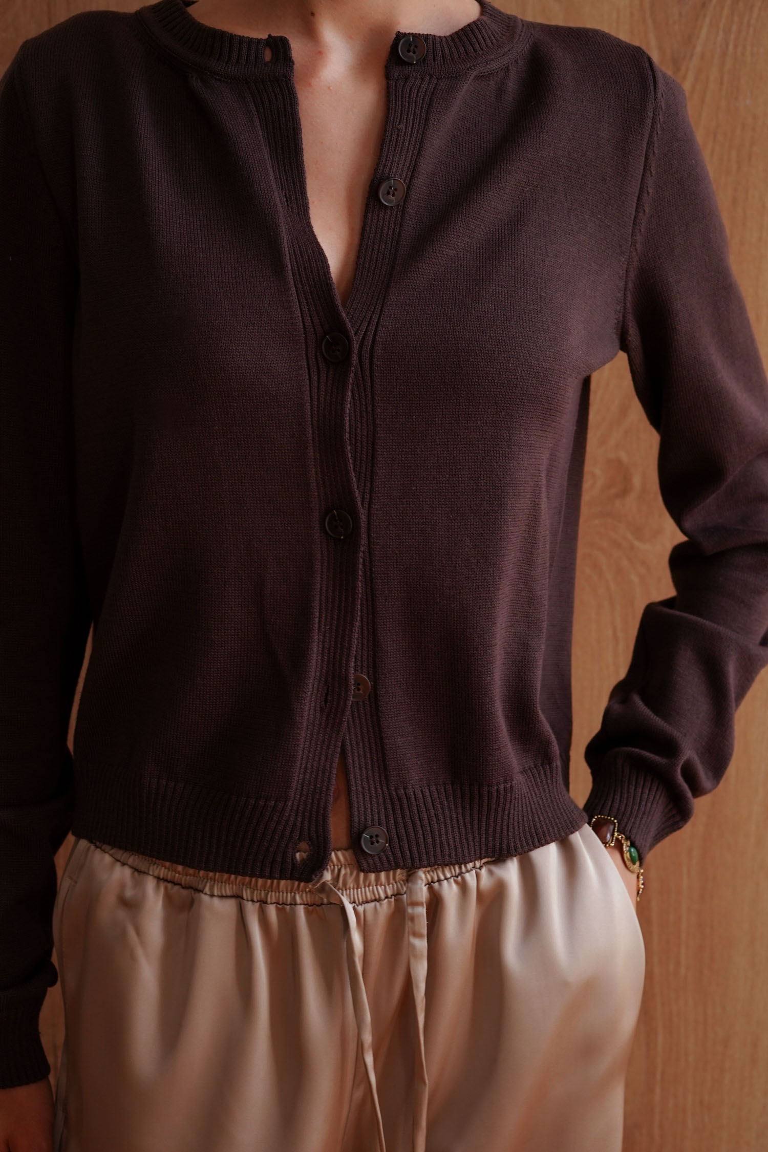 Трикотажний кардиган з круглим вирізом шоколадний TLA_00003382, фото 1 Трикотажний кардиган з круглим вирізом шоколадний TLA_00003382, фото 1 - в интернет магазине KAPSULA