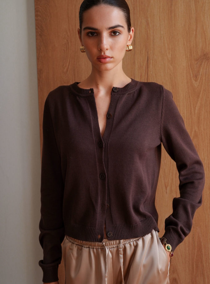 Трикотажний кардиган з круглим вирізом шоколадний TLA_00003382, фото 1 Трикотажний кардиган з круглим вирізом шоколадний TLA_00003382, фото 1 - в интернет магазине KAPSULA