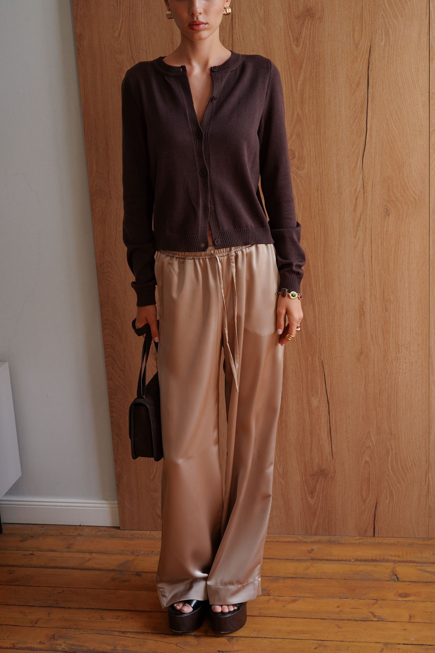 Трикотажний кардиган з круглим вирізом шоколадний TLA_00003382, фото 1 Трикотажний кардиган з круглим вирізом шоколадний TLA_00003382, фото 1 - в интернет магазине KAPSULA