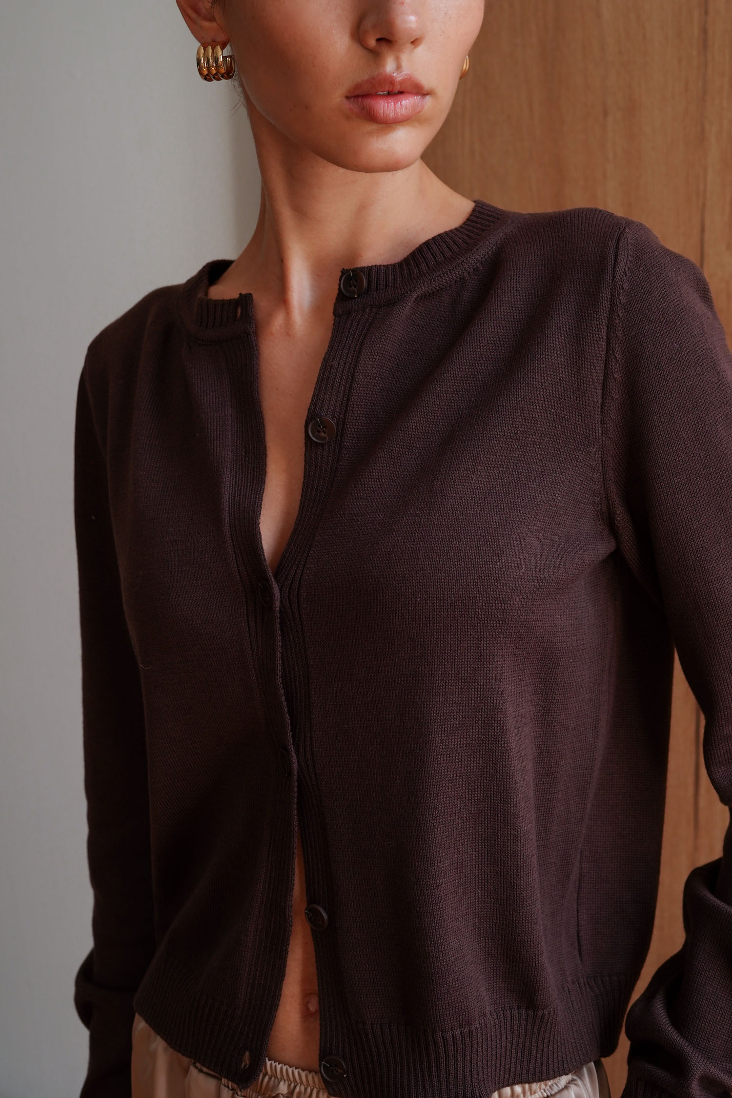 Трикотажний кардиган з круглим вирізом шоколадний TLA_00003382, фото 1 Трикотажний кардиган з круглим вирізом шоколадний TLA_00003382, фото 1 - в интернет магазине KAPSULA