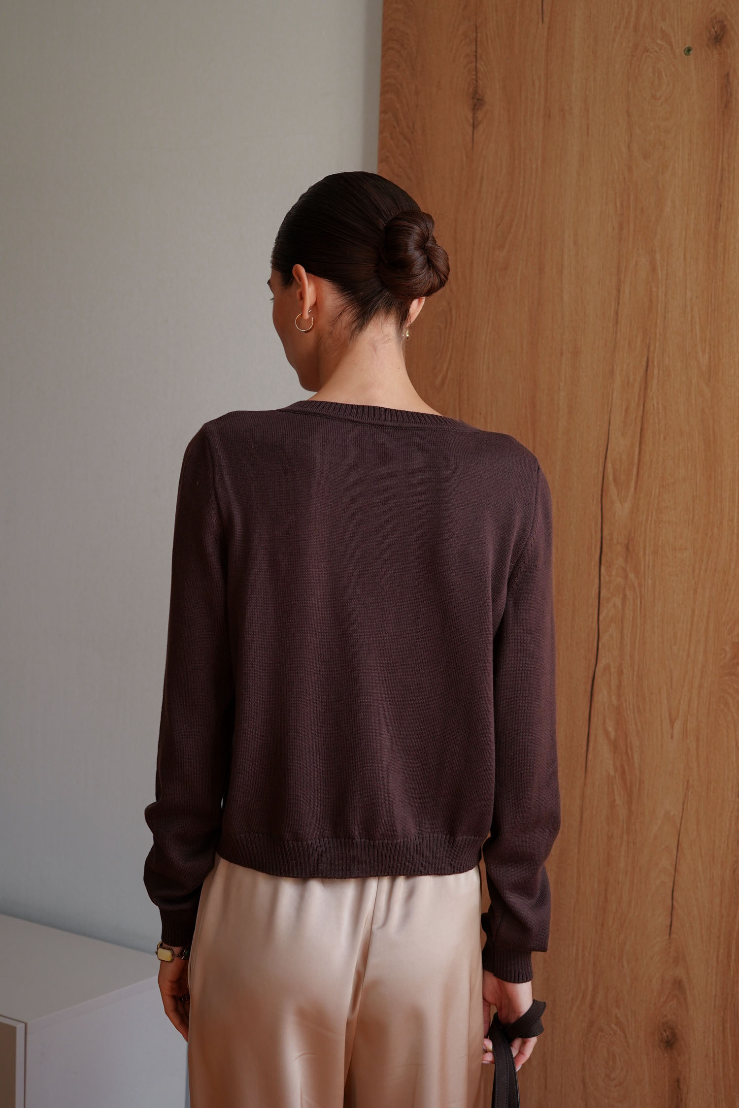 Трикотажний кардиган з круглим вирізом шоколадний TLA_00003382, фото 1 Трикотажний кардиган з круглим вирізом шоколадний TLA_00003382, фото 1 - в интернет магазине KAPSULA