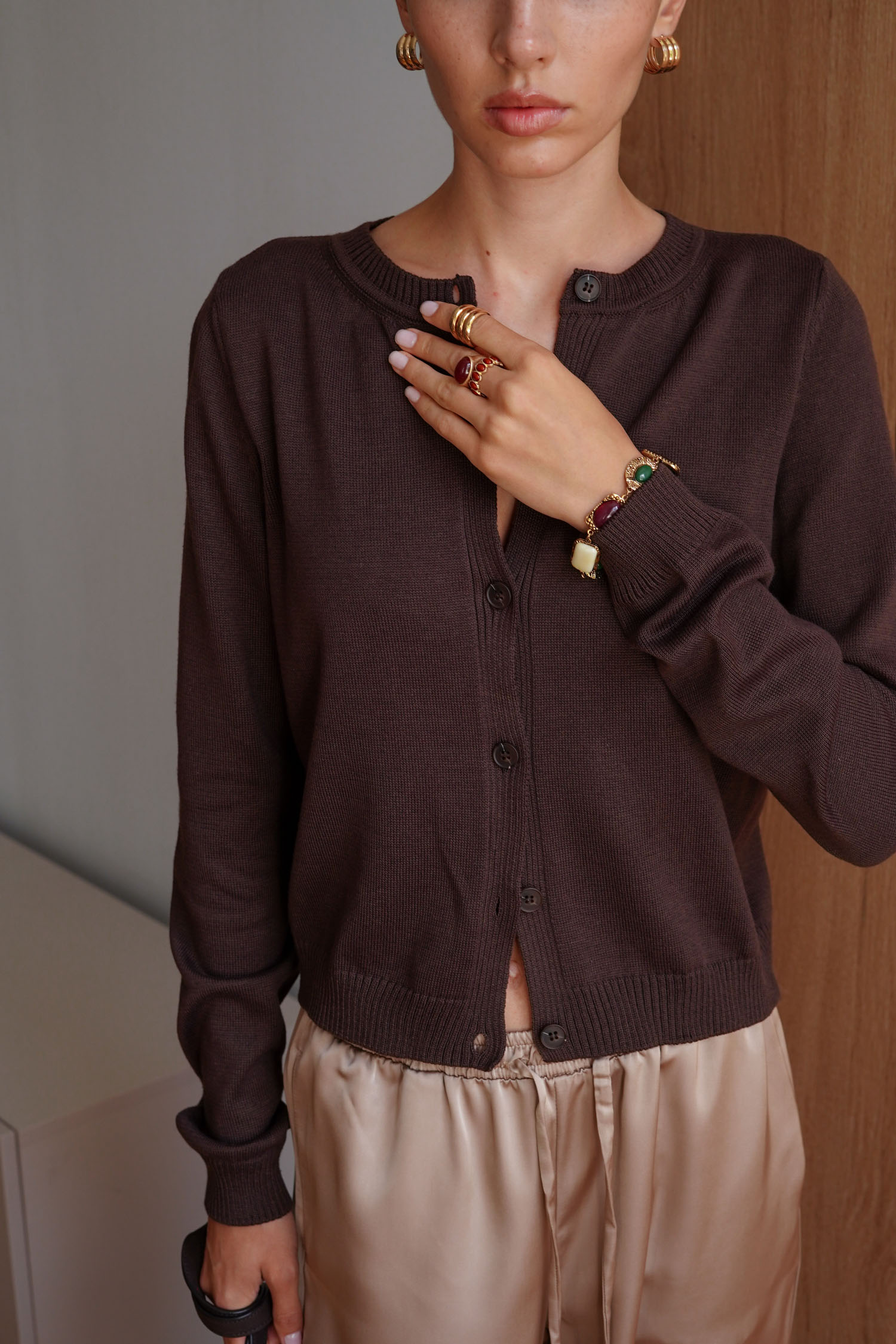 Трикотажний кардиган з круглим вирізом шоколадний TLA_00003382, фото 1 Трикотажний кардиган з круглим вирізом шоколадний TLA_00003382, фото 1 - в интернет магазине KAPSULA