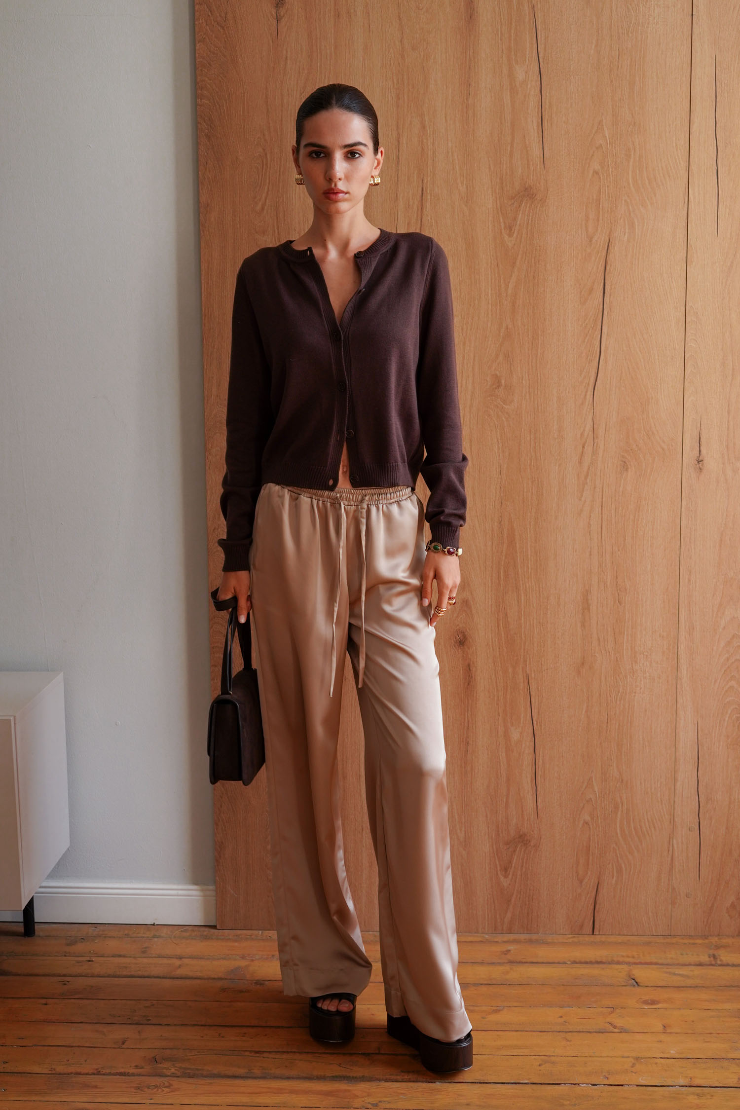 Трикотажний кардиган з круглим вирізом шоколадний TLA_00003382, фото 1 Трикотажний кардиган з круглим вирізом шоколадний TLA_00003382, фото 1 - в интернет магазине KAPSULA