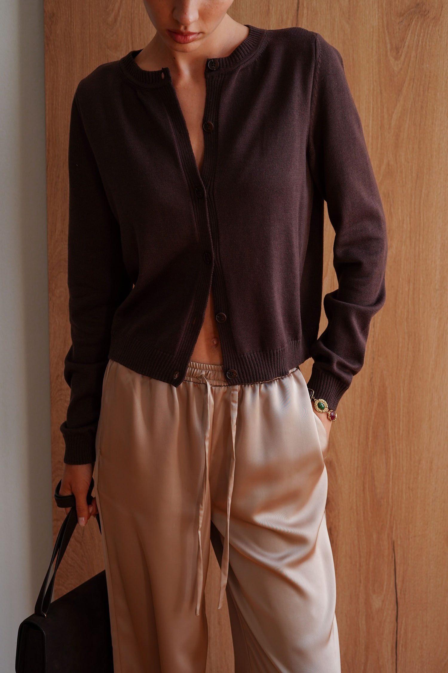 Трикотажний кардиган з круглим вирізом шоколадний TLA_00003382, фото 1 Трикотажний кардиган з круглим вирізом шоколадний TLA_00003382, фото 1 - в интернет магазине KAPSULA