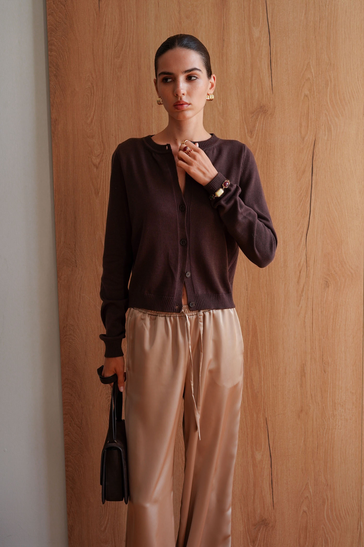 Трикотажний кардиган з круглим вирізом шоколадний TLA_00003382, фото 1 Трикотажний кардиган з круглим вирізом шоколадний TLA_00003382, фото 1 - в интернет магазине KAPSULA