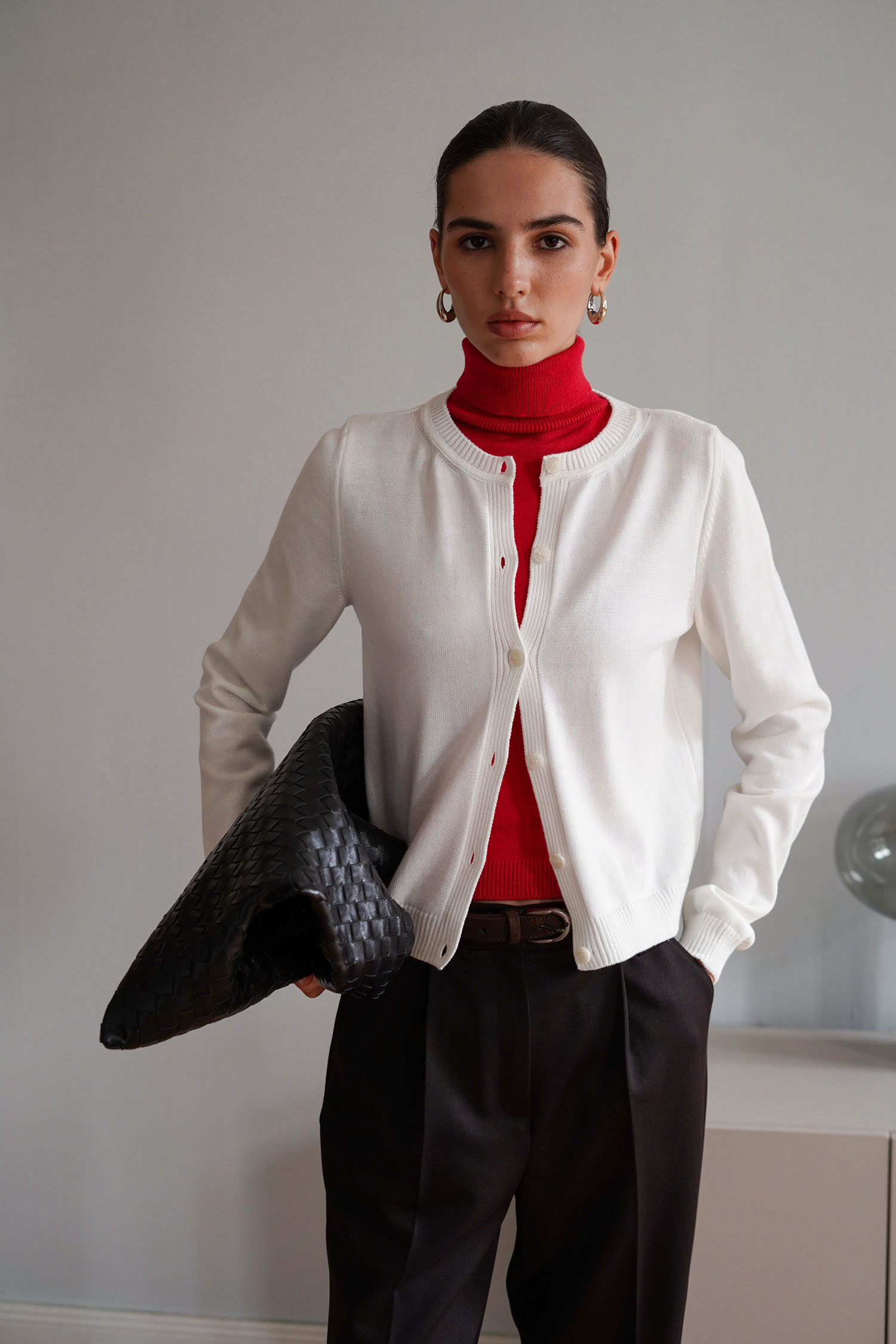 Трикотажний кардиган з круглим вирізом молочний TLA_00003383, фото 1 Трикотажний кардиган з круглим вирізом молочний TLA_00003383, фото 1 - в интернет магазине KAPSULA