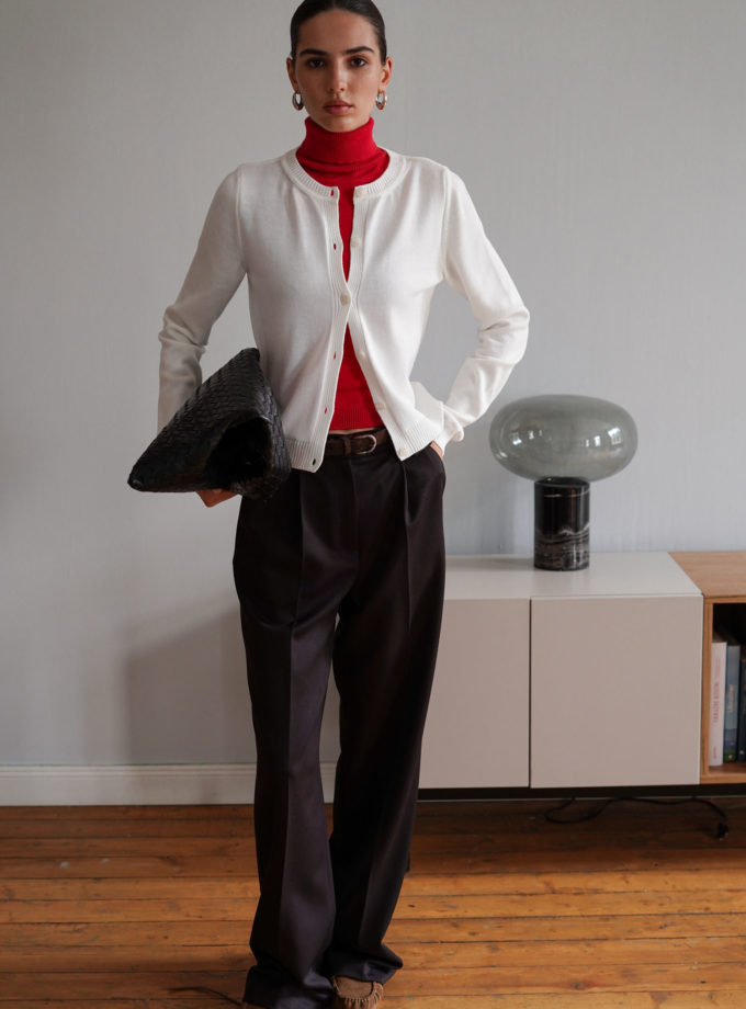 Трикотажний кардиган з круглим вирізом молочний TLA_00003383, фото 1 Трикотажний кардиган з круглим вирізом молочний TLA_00003383, фото 1 - в интернет магазине KAPSULA